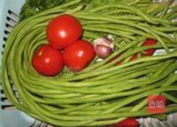 蒜香番茄浇豇豆的做法图解1