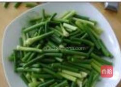 蒜苔炒蛋的做法图解1