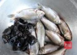 木耳烧鲫鱼的做法图解1