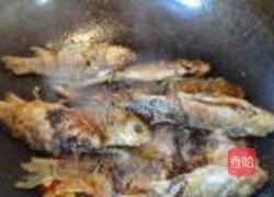 木耳烧鲫鱼的做法图解7