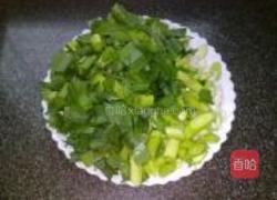 大蒜炒腊肉的做法图解2
