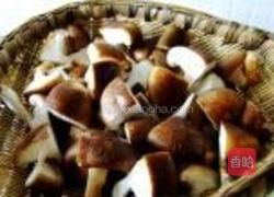 香菇炒猪皮的做法图解1