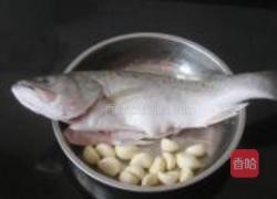 蒜子烧海鲈鱼的做法图解1