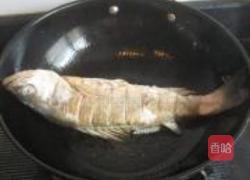 蒜子烧海鲈鱼的做法图解3