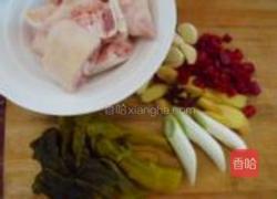 酸菜猪蹄煲的做法图解1