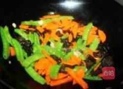 荷兰豆炒木耳的做法图解7