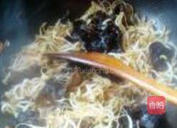 绿豆芽韭菜炒木耳的做法图解5