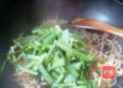 绿豆芽韭菜炒木耳的做法图解7