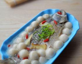 鲫鱼炖汤圆