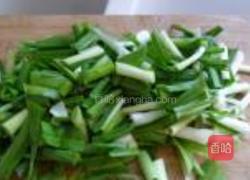 香肠炒大蒜的做法图解2