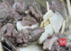 荔枝皮蛋炖排骨的做法图解10