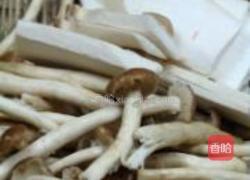 荔枝皮蛋炖排骨的做法图解2