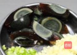 荔枝皮蛋炖排骨的做法图解7