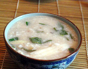 鱼骨莼菜粥