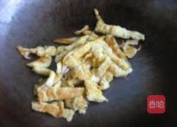 红油鸡蛋炒米粉的做法图解4