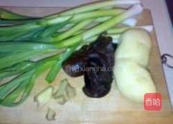 青蒜土豆炒腊肉的做法图解3