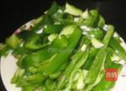 虾仁炒清椒的做法图解1