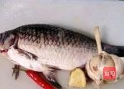 大蒜炆鱼的做法图解1