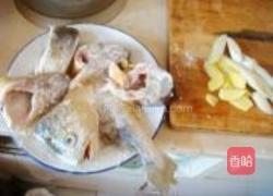 黄花鱼豆腐煲的做法图解2