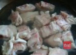 酸萝卜猪蹄汤的做法图解1