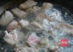 酸萝卜猪蹄汤的做法图解2
