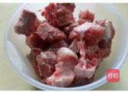 萝卜烧排骨的做法图解1