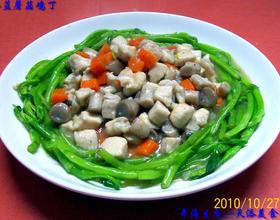 绿芥蓝蘑菇鸡丁
