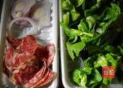 腊肠青菜炒面的做法图解2