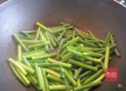 鱼片炒蒜苔的做法图解3