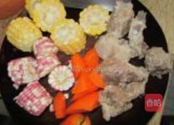 玉米胡萝卜猪骨汤的做法图解1