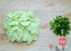 黄瓜鸡蛋面的做法图解1