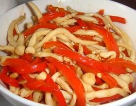 大红椒炒鸡腿菇