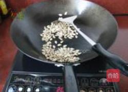 自炒南瓜瓜籽的做法图解3