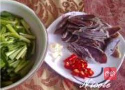 腊猪舌炒韭菜的做法图解1