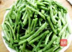 豇豆炒香肠的做法图解1