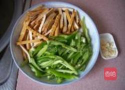 辣椒炒豆干的做法图解1