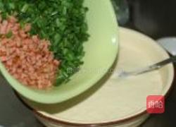 韭菜火腿肠煎饼的做法图解3