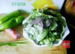 肉肠炒猪耳豆角的做法图解1
