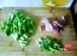 肉肠炒猪耳豆角的做法图解2