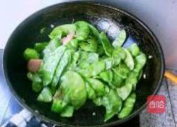 肉肠炒猪耳豆角的做法图解8
