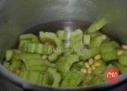 黄豆苦瓜猪骨汤的做法图解6