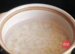蚕豆花鸡蛋粥的做法图解2