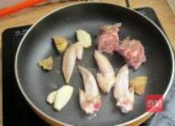 红烧翅尖汤米粉的做法图解2
