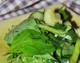 凉拌荆芥黄瓜