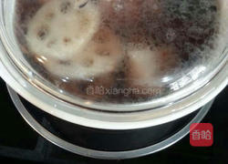 养身黑豆莲藕肉骨汤的做法图解4