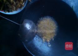 白菜炒木耳的做法图解1