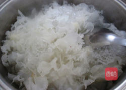 冰糖雪梨银耳羹的做法图解2