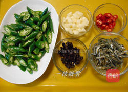青辣椒炒小鱼干的做法图解1