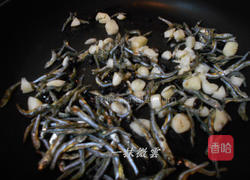 青辣椒炒小鱼干的做法图解2