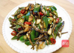 青辣椒炒小鱼干的做法图解5